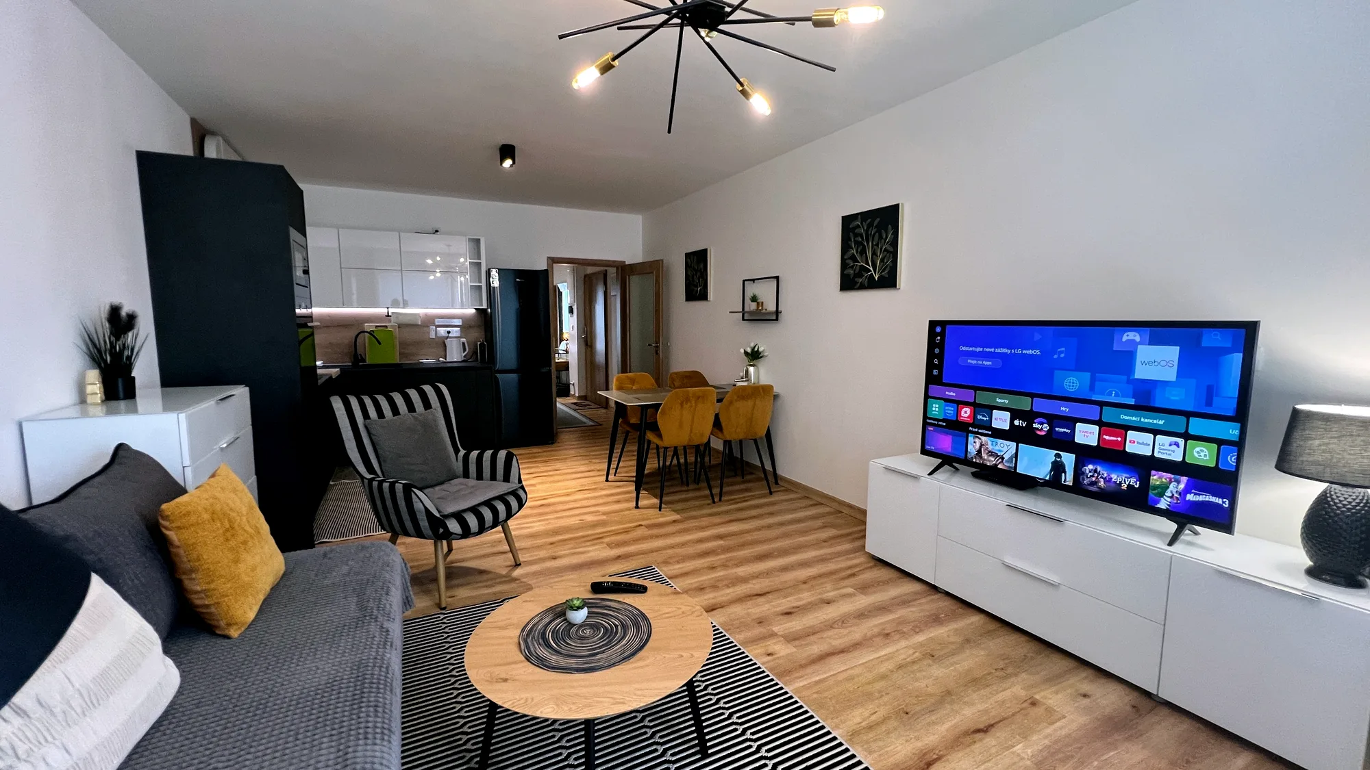 Obývací pokoj apartmánu 2+kk s jídelnou