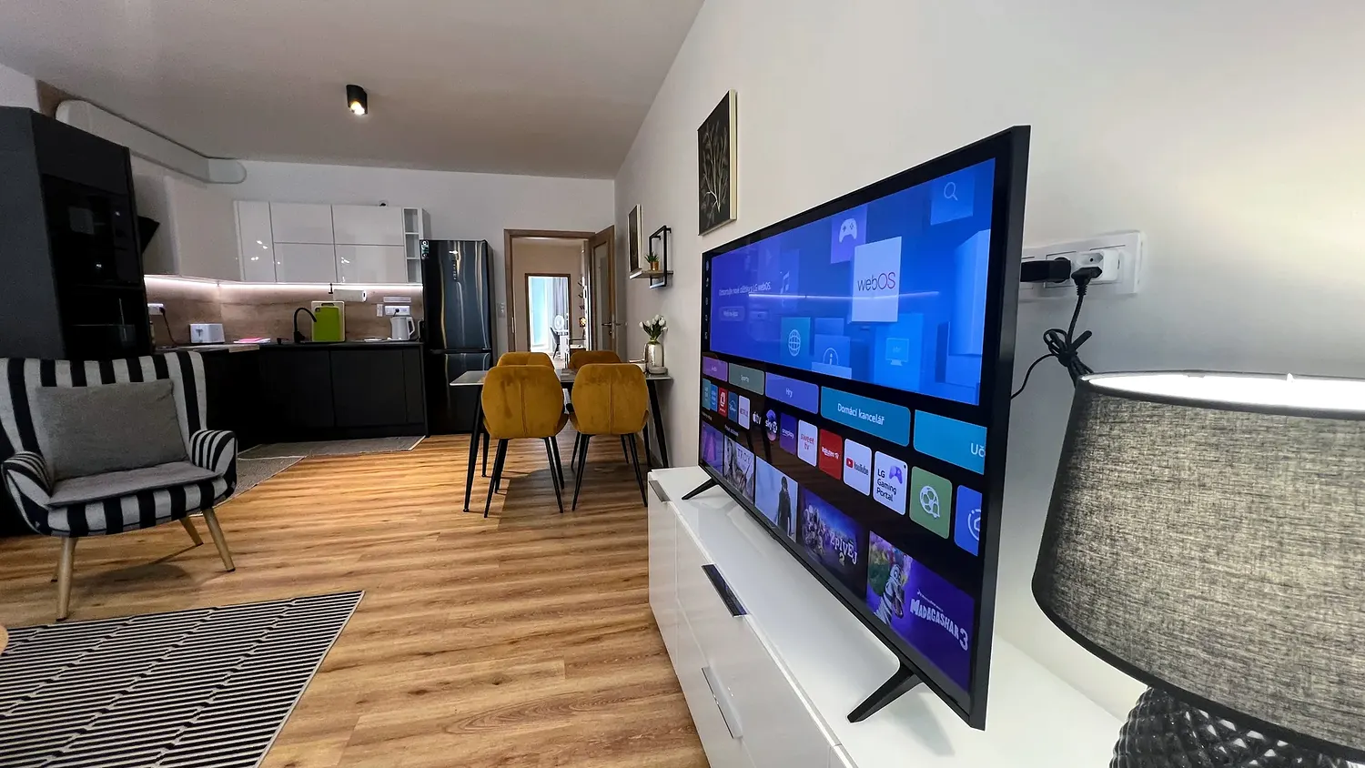 Obývací pokoj s televizí, apartmán 2+kk