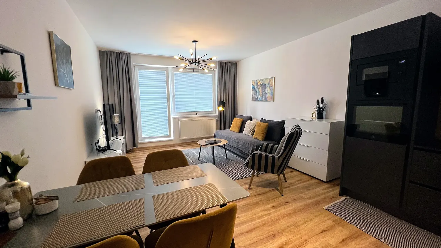 Jídelna a obývací pokoj, apartmán 2+kk