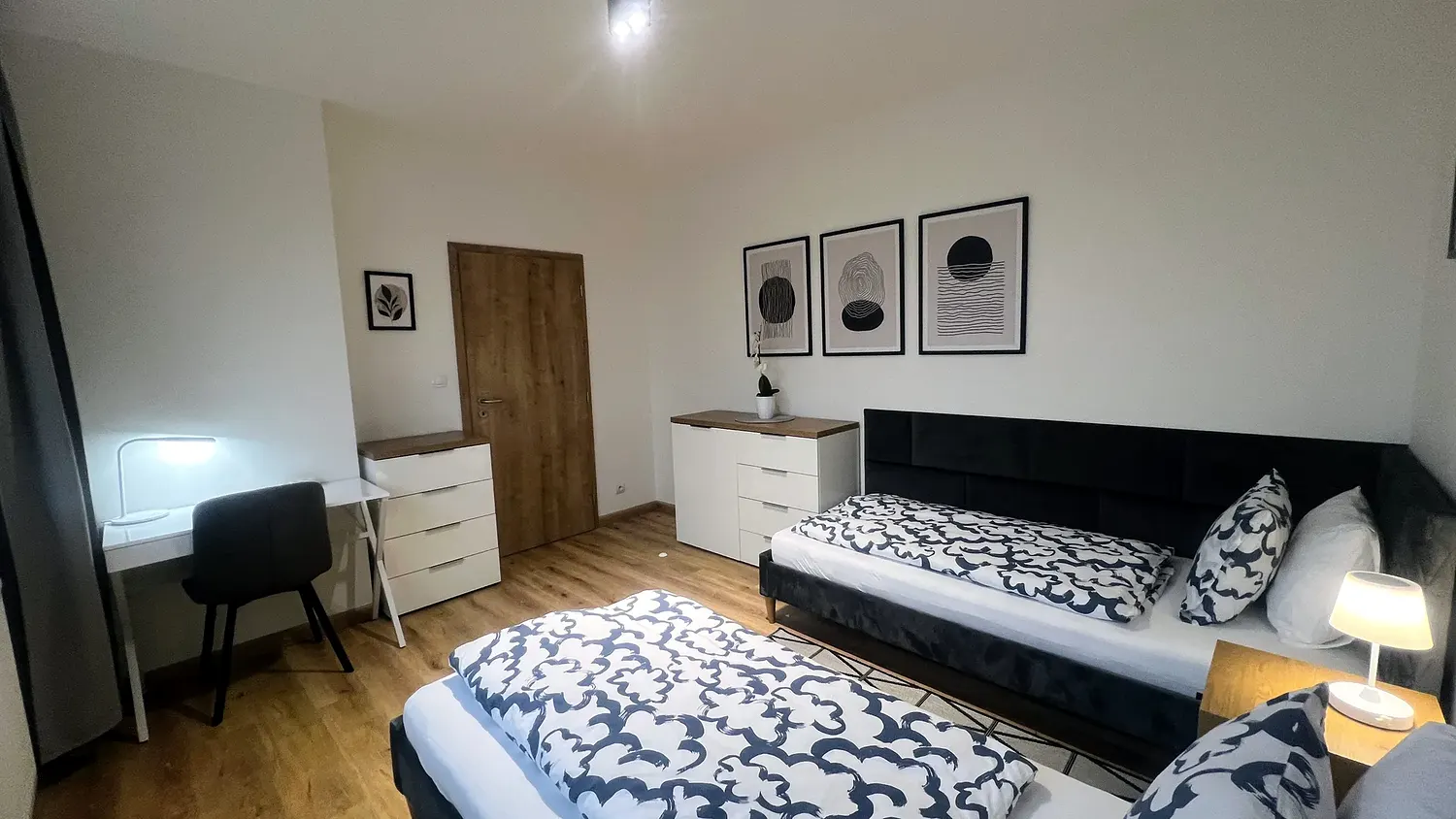 Ložnice s pracovním stolem, apartmán 3+kk